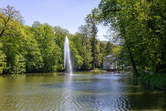 A tall fontain in the middle of the lake