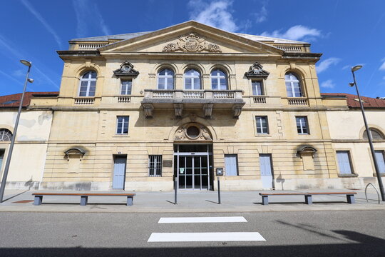 Th&eacute;&acirc;tre Bernard Blier, vue de l'ext&eacute;rieur, ville de Pontarlier, d&eacute;partement du Doubs, France