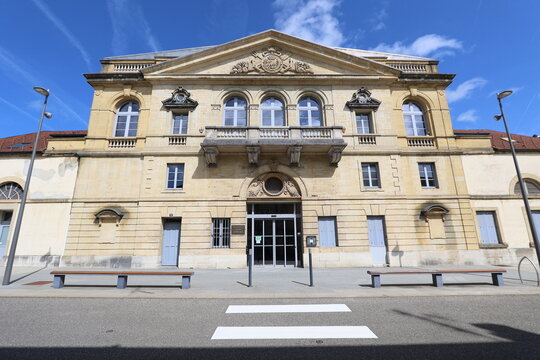 Th&eacute;&acirc;tre Bernard Blier, vue de l'ext&eacute;rieur, ville de Pontarlier, d&eacute;partement du Doubs, France