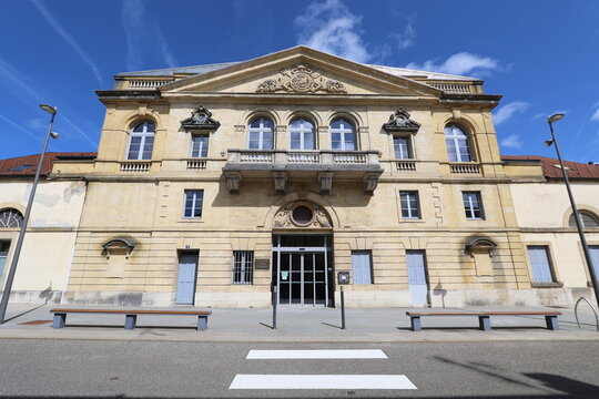 Th&eacute;&acirc;tre Bernard Blier, vue de l'ext&eacute;rieur, ville de Pontarlier, d&eacute;partement du Doubs, France