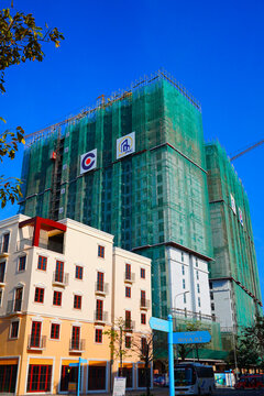 Tower crane on building construction by SUN PMC, Sun Group. Gateway Urban Area - Sun Home 3, high-rise residential complex under construction. Phu Quoc Island, Vietnam, Jan 2, 2026.