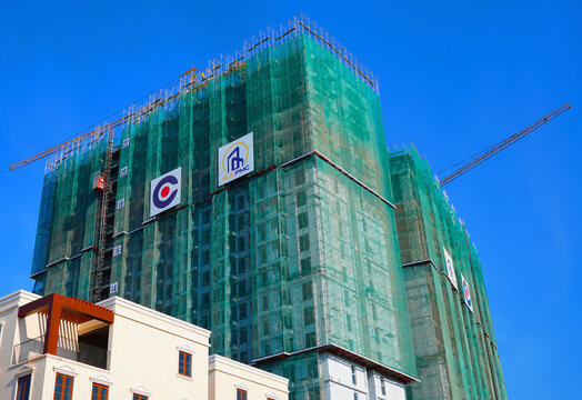 Tower crane on building construction by SUN PMC, Sun Group. Gateway Urban Area - Sun Home 3, high-rise residential complex under construction. Phu Quoc Island, Vietnam, Jan 2, 2026.