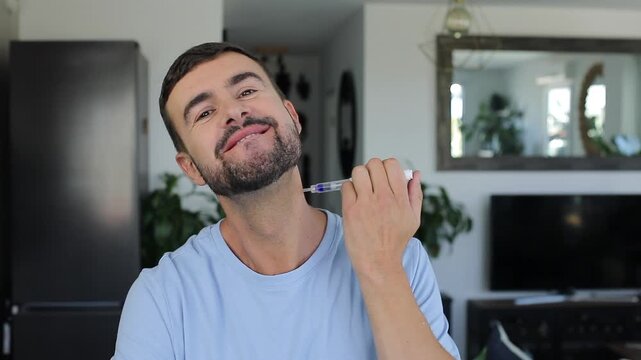 Man holding an insulin pen 