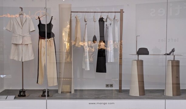 Escaparate con ropa de moda femenina en tienda Mango en Madrid, Espa&ntilde;a, 29 de abril de 2026