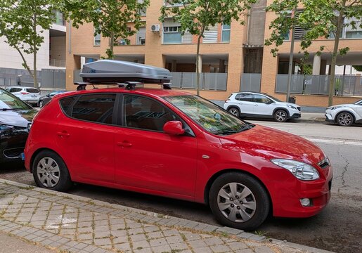 Vista en perspectiva de un autom&oacute;vil Hyundai i30 con cofre de techo aparcado en una calle de Madrid, Espa&ntilde;a, 29 de abril de 2026