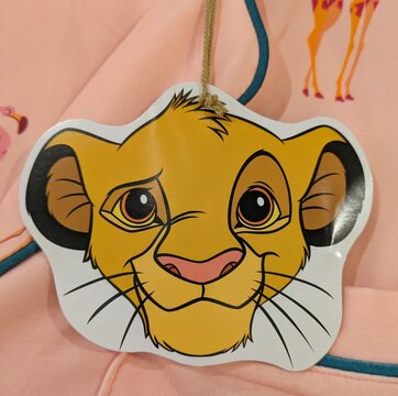 Vista de cerca de etiqueta con la cabeza de Simba de El Rey Le&oacute;n de Disney, en camiseta en tienda Primark de Madrid, Espa&ntilde;a, 1 de mayo de 2026