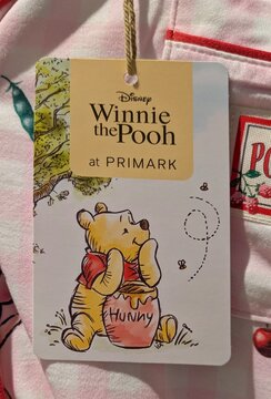 Vista de cerca de etiqueta con Winnie the Pooh At Primark de Disney, en camisa de pijama en tienda Primark de Madrid, Espa&ntilde;a, 1 de mayo de 2026	