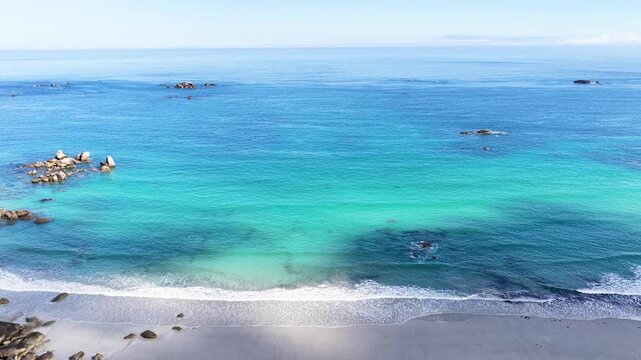 Der Plage de Boutrouilles fasziniert mit seinem puderwei&szlig;en Sandstrand, kristallklarem, t&uuml;rkisfarbenem Wasser und den f&uuml;r die bretonische K&uuml;ste typischen, markanten Granitfelsformationen.