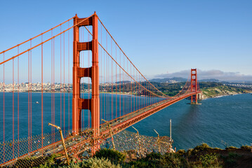 Fototapeta premium Golden Gate Bridge spanning San Francisco Bay with the city skyline in the distance