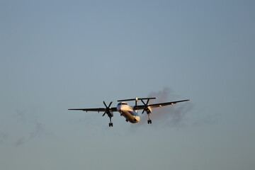 夕方の大阪・伊丹空港に着陸するプロペラ機 © Seven