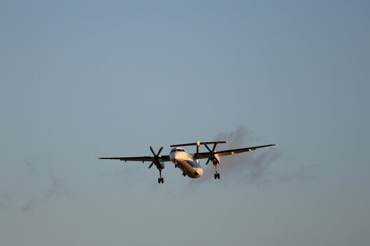 夕方の大阪・伊丹空港に着陸するプロペラ機