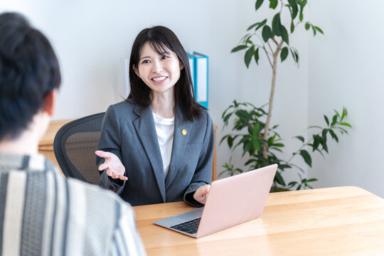 話をする弁護士