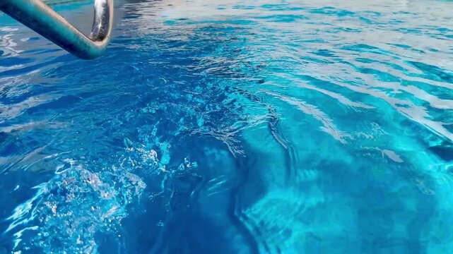 Piscina con agua en movimiento