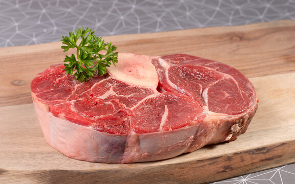 morceau de jarret boeuf cru avec os &agrave; moelle