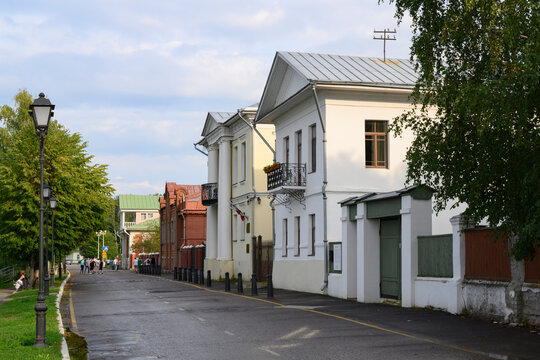 A street with two-storey brick houses of the 19th century in the town of Ples. The inscription on the memorial plaque: 'Gromov's House'