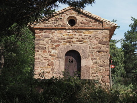 peque&ntilde;a ermita de San Roque en la bonita ruta de senderismo de las tres ermitas, construida en piedra roja, puerta de madera, tragaluz, tejado de teja