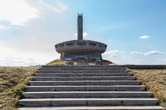 reliquie del futurismo socialista: il monumento di buzludzha