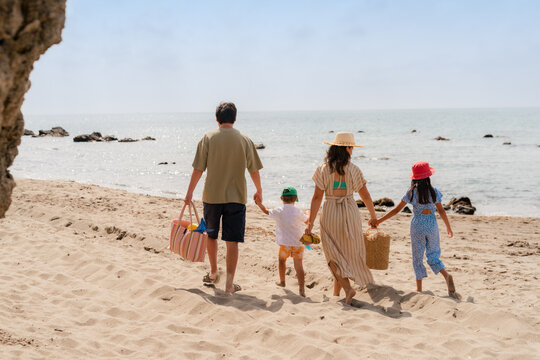 Family with kids coming to beach 