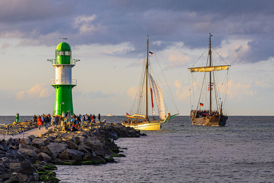 Molenturm und Segelschiffe auf der Ostsee in Warnem&uuml;nde w&auml;hrend der Hanse Sail in Rostock