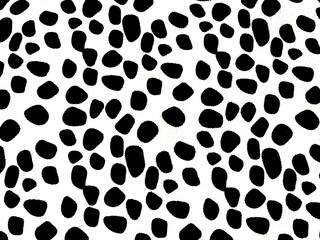 Obraz premium Black and white abstract seamless pattern with irregular hand-drawn spots. Modern monochrome animal-inspired design ideal for textiles, wallpaper, wrapping paper, fashion prints and decor.