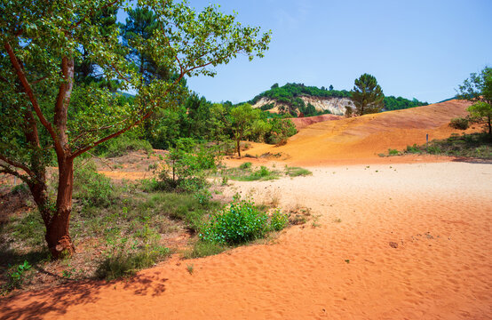 Le Colorado proven&ccedil;al ensoleill&eacute; o&ugrave; l'ocre &eacute;tait extraite, photo prise &agrave; Rustrel, dans le d&eacute;partement du Vaucluse, dans le sud de la France.