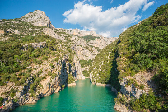Les gorges du Verdon, au lac de Sainte-Croix avec ses eaux turquoise, le plus grand canyon d'Europe, situ&eacute; en Provence-Alpes-C&ocirc;te d'Azur, dans le sud-est de la France.