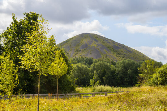 Terril du bassin minier des Hauts-de-France. Site inscrit au patrimoine mondial de l'UNESCO. Colline artificielle form&eacute;e par l'accumulation de d&eacute;chets miniers issus de l'exploitation mini&egrave;re en France