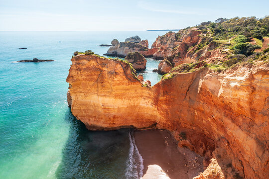Les falaises rouges et l'eau turquoise de la plage Praia Joao de Arens pr&egrave;s de Portim&atilde;o dans la r&eacute;gion de l'Algarve au Portugal