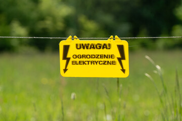 A sign warning against the possibility of electric shock © Hausstudio