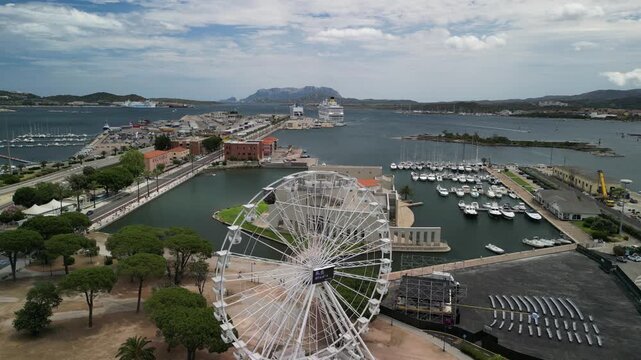Olbia - Sardynia - Włochy - Film nagrany dronem. Miasto na p&oacute;łnocnym wschodzie wyspy. Panorama miasta, statki, port, budynki ujęcia z powietrza