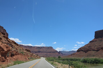 Obraz premium scenic road winding through desert canyons and mountains (8)