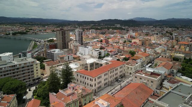 Olbia - Sardynia - Włochy - Film nagrany dronem. Miasto na p&oacute;łnocnym wschodzie wyspy. Panorama miasta, statki, port, budynki ujęcia z powietrza