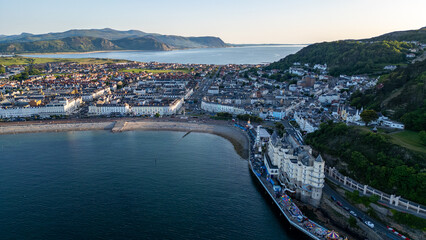 Obraz premium Coastal Town with Pier and Beach in Llandudno, North Wales, UK.