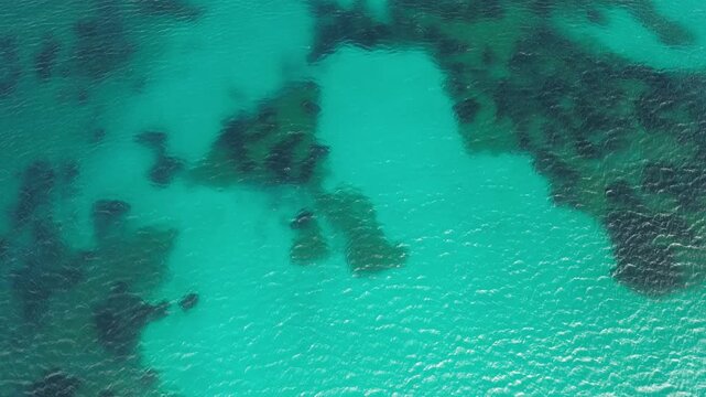 Plaża Pittulongu - Sardynia - Włochy - Film nagrany dronem. Morze, g&oacute;ry, fale,   ,śr&oacute;dziemomorski klimat, ł&oacute;dki i plaża i piękne widoki na wyspy