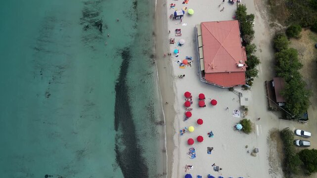 Plaża Pittulongu - Sardynia - Włochy - Film nagrany dronem. Morze, g&oacute;ry, fale,   ,śr&oacute;dziemomorski klimat, ł&oacute;dki i plaża i piękne widoki na wyspy