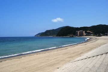 Fototapeta premium 海辺のさざ波
