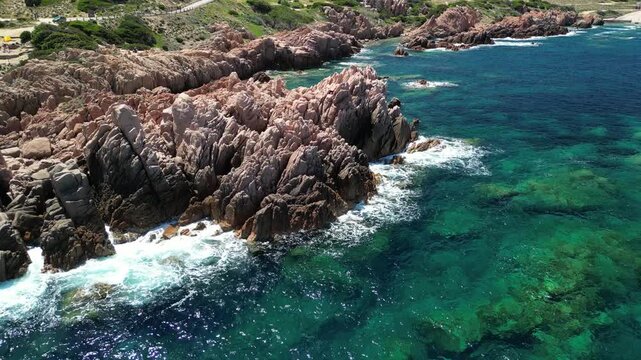Costa Paradiso - Sardynia - Włochy - Film nagrany dronem. Morze, g&oacute;ry, fale,   olbrzymie kamienie, klify o r&oacute;żowym odcieniu niesamowitych kształt&oacute;w,śr&oacute;dziemomorski klimat i jedna z najpiękniejszych pl