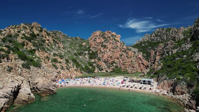 Costa Paradiso - Sardynia - Włochy - Film nagrany dronem. Morze, g&oacute;ry, fale,   olbrzymie kamienie, klify o r&oacute;żowym odcieniu niesamowitych kształt&oacute;w,śr&oacute;dziemomorski klimat i jedna z najpiękniejszych pl