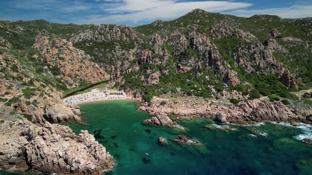 Costa Paradiso - Sardynia - Włochy - Film nagrany dronem. Morze, g&oacute;ry, fale,   olbrzymie kamienie, klify o r&oacute;żowym odcieniu niesamowitych kształt&oacute;w,śr&oacute;dziemomorski klimat i jedna z najpiękniejszych pl