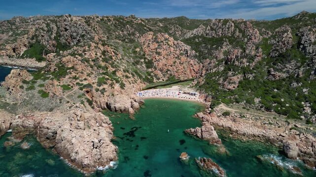 Costa Paradiso - Sardynia - Włochy - Film nagrany dronem. Morze, g&oacute;ry, fale,   olbrzymie kamienie, klify o r&oacute;żowym odcieniu niesamowitych kształt&oacute;w,śr&oacute;dziemomorski klimat i jedna z najpiękniejszych pl