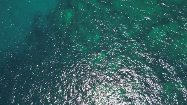Laconia - Sardynia - Włochy - Film nagrany dronem. Morze, g&oacute;ry, fale,   ,śr&oacute;dziemomorski klimat, ł&oacute;dki i plaża, małe miasteczko