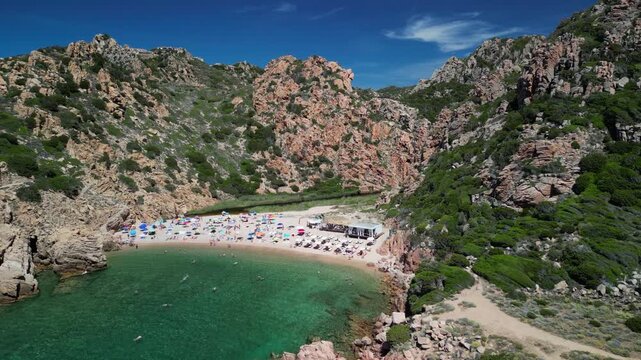 Costa Paradiso - Sardynia - Włochy - Film nagrany dronem. Morze, g&oacute;ry, fale,   olbrzymie kamienie, klify o r&oacute;żowym odcieniu niesamowitych kształt&oacute;w,śr&oacute;dziemomorski klimat i jedna z najpiękniejszych pl