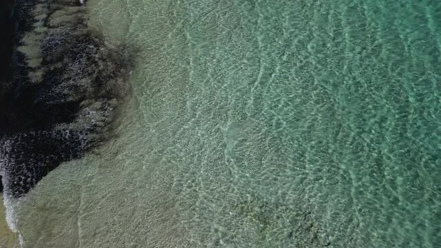 Capo Testa - Sardynia - Włochy - Film nagrany dronem. Morze, g&oacute;ry, piękne plaże, fale, śr&oacute;dziemnomorski klimat
