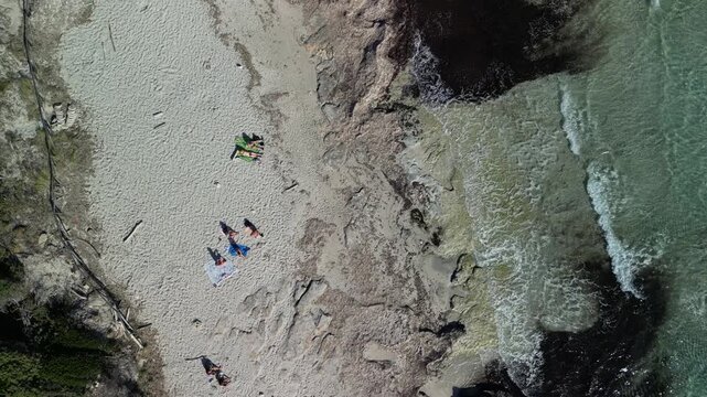 Capo Testa - Sardynia - Włochy - Film nagrany dronem. Morze, g&oacute;ry, piękne plaże, fale, śr&oacute;dziemnomorski klimat