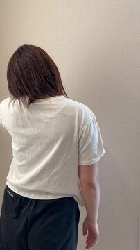 頭痛で頭を押さえる女性