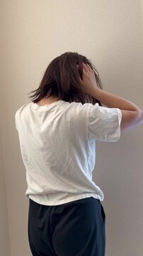 絶望して頭を抱える女性