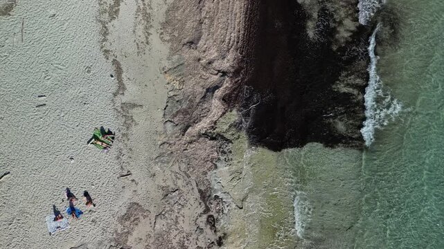 Capo Testa - Sardynia - Włochy - Film nagrany dronem. Morze, g&oacute;ry, piękne plaże, fale, śr&oacute;dziemnomorski klimat