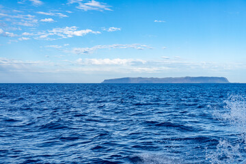 Obraz premium Kauai County, Hawaii. Niihau、 Lehua Crater and Napali Coast Boat Tour. Pacific Ocean. In the distance is Niʻihau, is the seventh largest island in Hawaii and the westernmost of the main islands.