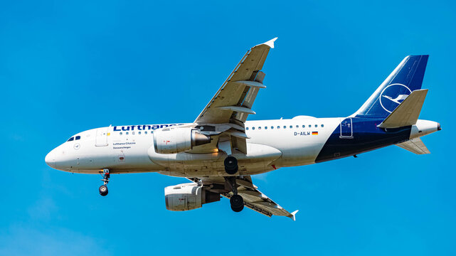 D-AILW Lufthansa CityLine Airbus A319 passenger jet airplane approaching landing on a sunny spring day at Munich airport, MUC, Freising, Bavaria, Germany