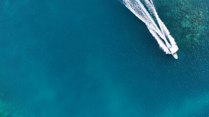 Obraz premium Overhead Drone View of Speedboat Cruising Through Turquoise Palau Waters
